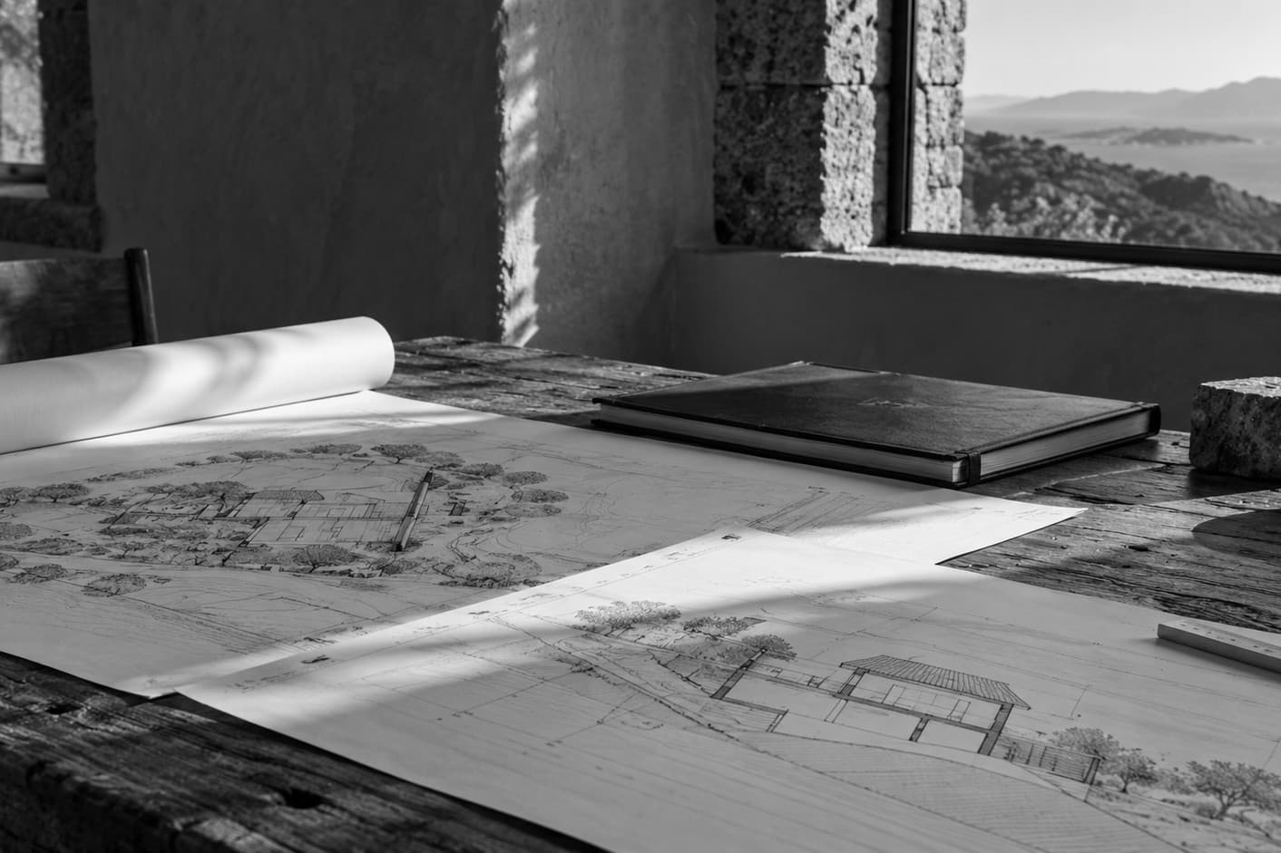 Plans et carnet posés sur une table
