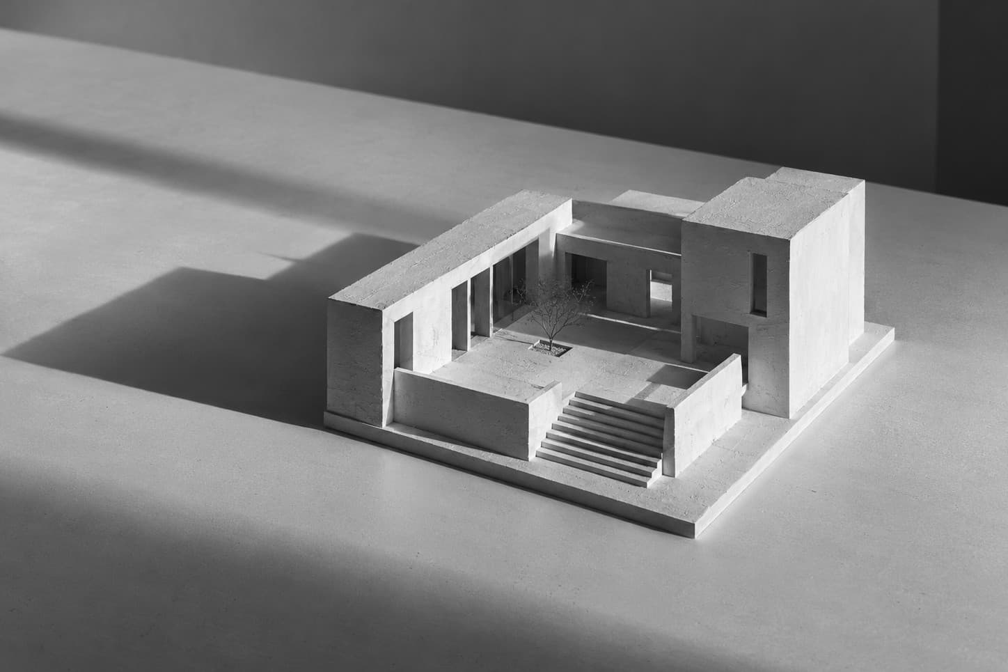 Maquette d'étude en plâtre aux volumes simples